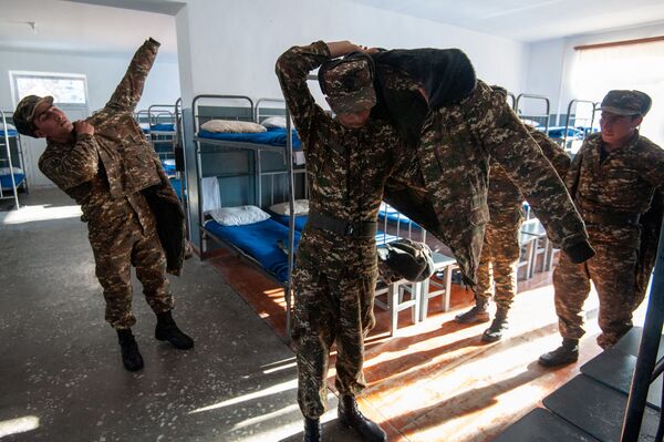 «Եթե չհիշես մեզ, գլուխդ կջարդեմ». 1 օր զորամասում` զորացրվող զինվորների հետ. լուսանկարներ «Եթե չհիշես մեզ, գլուխդ կջարդեմ». 1 օր զորամասում` զորացրվող զինվորների հետ. լուսանկարներ - Sputnik Արմենիա