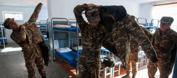 Солдаты одной из воинских частей в казарме - Sputnik Արմենիա