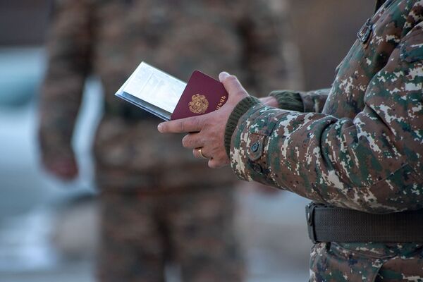 «Եթե չհիշես մեզ, գլուխդ կջարդեմ». 1 օր զորամասում` զորացրվող զինվորների հետ. լուսանկարներ «Եթե չհիշես մեզ, գլուխդ կջարդեմ». 1 օր զորամասում` զորացրվող զինվորների հետ. լուսանկարներ - Sputnik Արմենիա