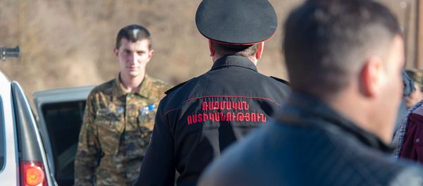 Офицер военной полиции проверяет демобилизованных солдат перед выездом из территории воинской части - Sputnik Արմենիա
