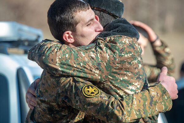 «Եթե չհիշես մեզ, գլուխդ կջարդեմ». 1 օր զորամասում` զորացրվող զինվորների հետ. լուսանկարներ «Եթե չհիշես մեզ, գլուխդ կջարդեմ». 1 օր զորամասում` զորացրվող զինվորների հետ. լուսանկարներ - Sputnik Արմենիա
