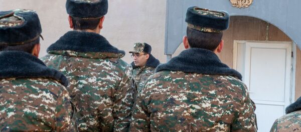 Заместитель командира одной из воинских частей поздравляет солдата с демобилизацией - Sputnik Армения