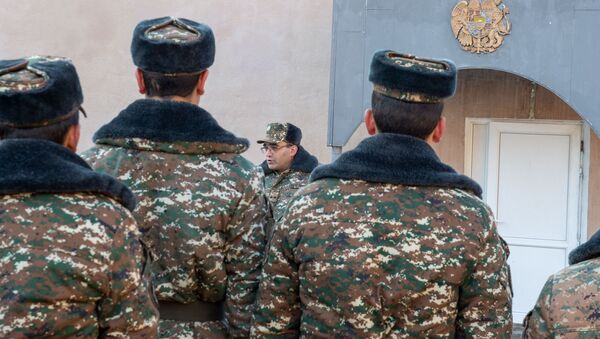 Заместитель командира одной из воинских частей поздравляет солдата с демобилизацией - Sputnik Армения