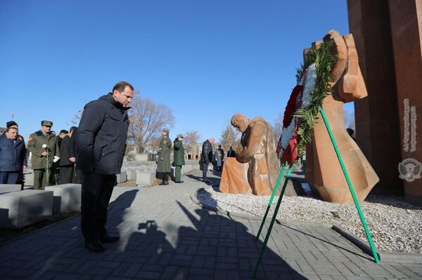 Дорога памяти: армянская земля увековечит славу героев ВОВ в главном храме ВС России Дорога памяти: армянская земля увековечит славу героев ВОВ в главном храме ВС России - Sputnik Армения