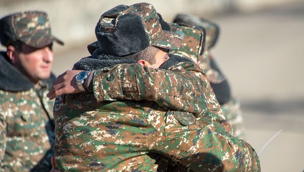 Солдаты одной из воинских частей поздравляют демобилизованных сослуживцев - Sputnik Армения