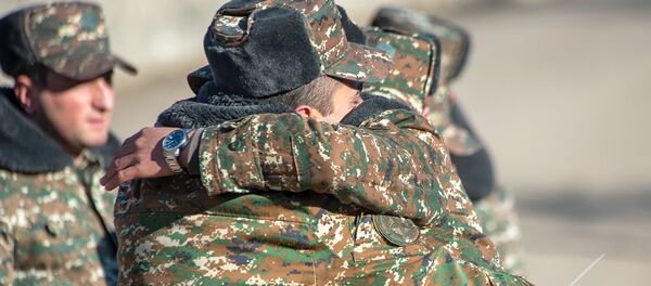 Солдаты одной из воинских частей поздравляют демобилизованных сослуживцев Солдаты одной из воинских частей поздравляют демобилизованных сослуживцев - Sputnik Армения