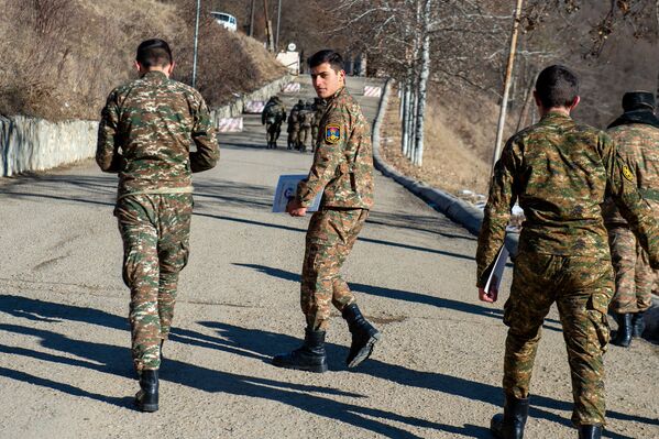 Долгожданный поход демобилизованных солдат к КПП - Sputnik Армения