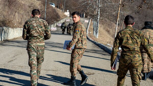 Долгожданный поход демобилизованных солдат к КПП - Sputnik Արմենիա