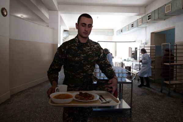 Солдат с подносом в столовой - Sputnik Армения