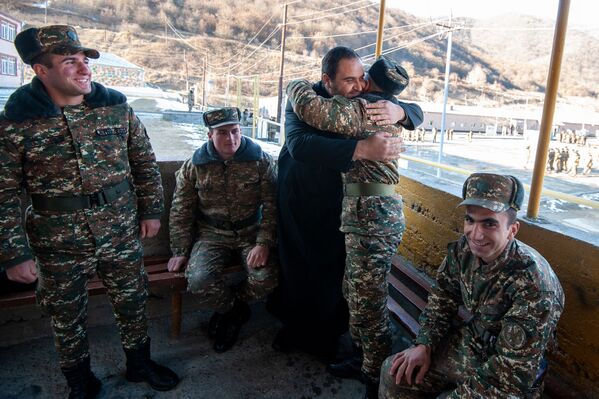 В перерыве между учениями солдаты беседуют с священником  - Sputnik Армения