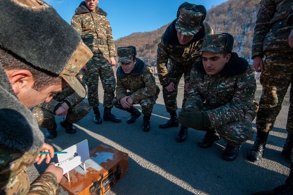 Солдаты на учениях по стрельбе - Sputnik Армения
