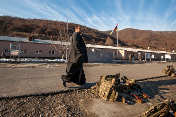 Священник воинской части прогуливается по плацу - Sputnik Армения