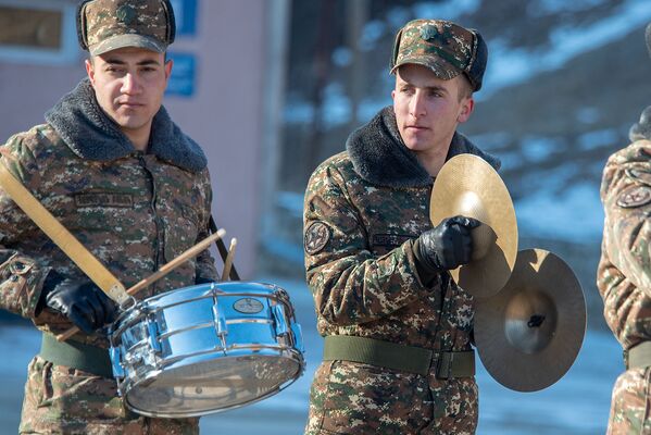 Ребята из музвзвода играют парадный марш для демобилизованных солдат - Sputnik Армения