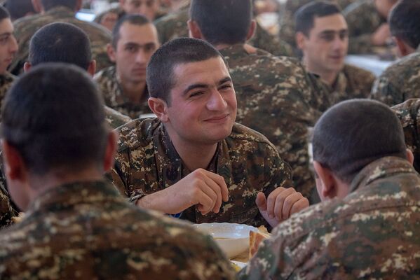 Солдаты в военной столовой - Sputnik Армения
