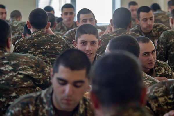 Солдаты в военной столовой - Sputnik Армения