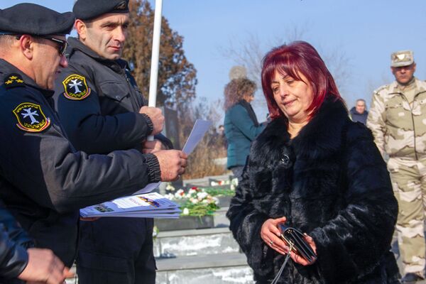 Ты мать героя, это твой день: почему армяне празднуют День армии возле могил Ераблура Ты мать героя, это твой день: почему армяне празднуют День армии возле могил Ераблура - Sputnik Армения