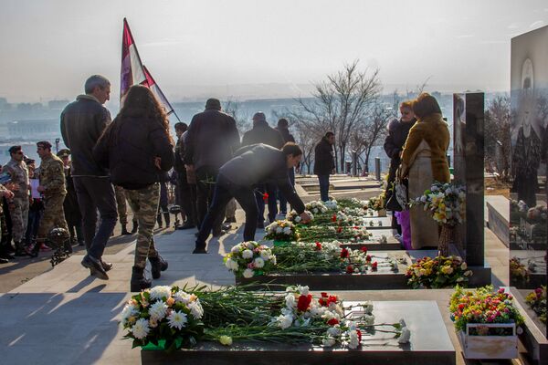 Ты мать героя, это твой день: почему армяне празднуют День армии возле могил Ераблура Ты мать героя, это твой день: почему армяне празднуют День армии возле могил Ераблура - Sputnik Армения