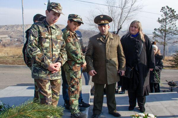 Ты мать героя, это твой день: почему армяне празднуют День армии возле могил Ераблура Ты мать героя, это твой день: почему армяне празднуют День армии возле могил Ераблура - Sputnik Армения