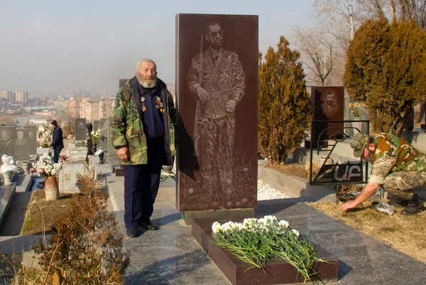 Ты мать героя, это твой день: почему армяне празднуют День армии возле могил Ераблура Ты мать героя, это твой день: почему армяне празднуют День армии возле могил Ераблура - Sputnik Армения