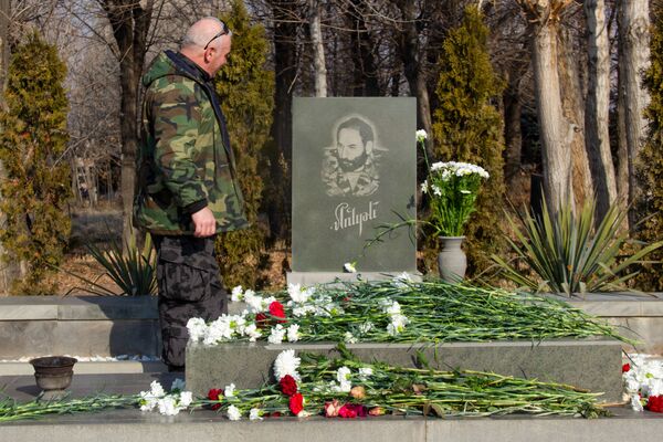 Ты мать героя, это твой день: почему армяне празднуют День армии возле могил Ераблура Ты мать героя, это твой день: почему армяне празднуют День армии возле могил Ераблура - Sputnik Армения