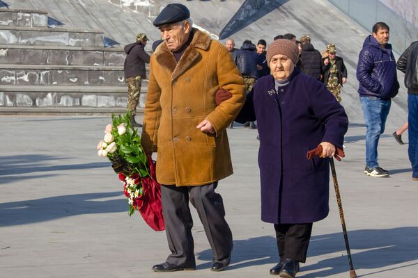 Ты мать героя, это твой день: почему армяне празднуют День армии возле могил Ераблура Ты мать героя, это твой день: почему армяне празднуют День армии возле могил Ераблура - Sputnik Армения