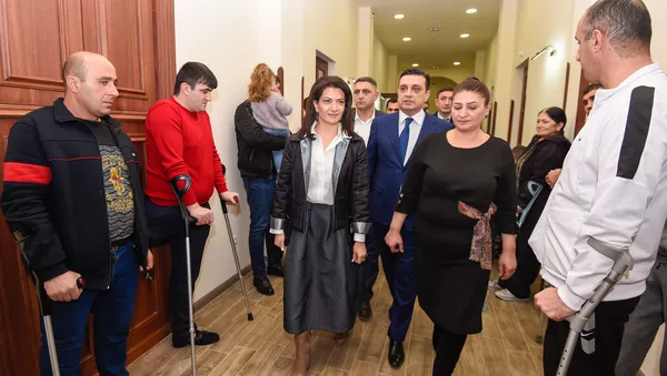 Анна Акобян и ректор ЕГМУ Армен Мурадян во время ее посещения реабилитационного центра защитника Отечества (28 января 2020). Еревaн - Sputnik Армения