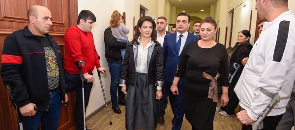 Анна Акобян и ректор ЕГМУ Армен Мурадян во время ее посещения реабилитационного центра защитника Отечества (28 января 2020). Еревaн Анна Акобян и ректор ЕГМУ Армен Мурадян во время ее посещения реабилитационного центра защитника Отечества (28 января 2020). Еревaн - Sputnik Армения