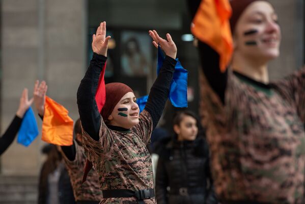 Танцы во время празднования Дня Армии (28 января 2020). Еревaн - Sputnik Армения