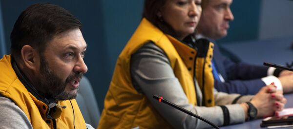 Глава Sputnik Эстония Елена Черышева, исполнительный директор МИА Россия сегодня Кирилл Вышинский и председатель комитета Государственной Думы РФ по международным делам Леонид Слуцкий во время пресс-конференции в Страсбурге - Sputnik Արմենիա