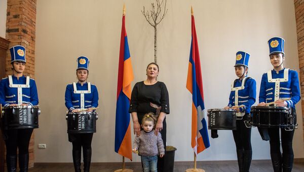 Мать Арменака Урфаняна, Амест Нерсисян, во время посещения Анной Акобян реабилитационного центра защитника Отечества (28 января 2020). Еревaн - Sputnik Армения