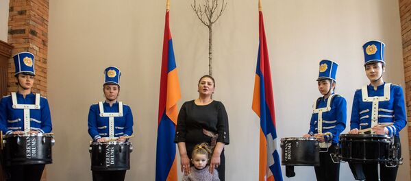 Мать Арменака Урфаняна, Амест Нерсисян, во время посещения Анной Акобян реабилитационного центра защитника Отечества (28 января 2020). Еревaн Мать Арменака Урфаняна, Амест Нерсисян, во время посещения Анной Акобян реабилитационного центра защитника Отечества (28 января 2020). Еревaн - Sputnik Армения