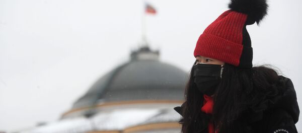 Иностранная туристка в защитной маске в Москве. Иностранная туристка в защитной маске в Москве. - Sputnik Армения