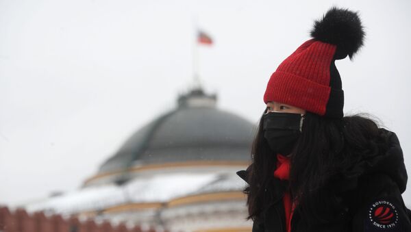 Иностранная туристка в защитной маске в Москве. - Sputnik Армения