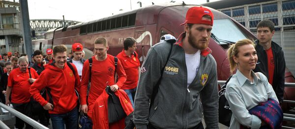 Певица Пелагея с мужем хоккеистом Иваном Телегиным вместе с игроками сборной России по хоккею - Sputnik Армения