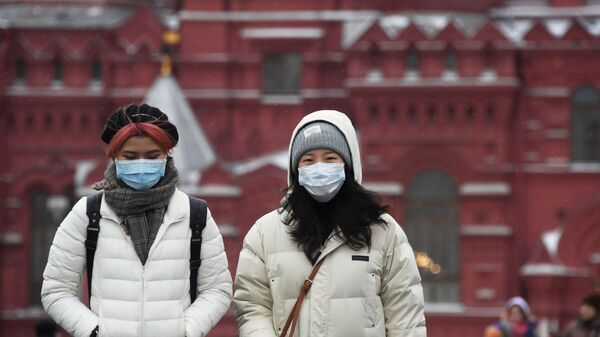 Иностранные туристы в защитных масках на Красной площади в Москве. - Sputnik Армения