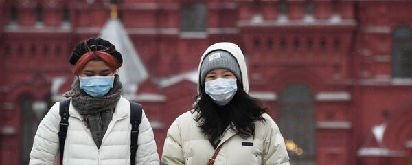 Иностранные туристы в защитных масках на Красной площади в Москве. - Sputnik Армения