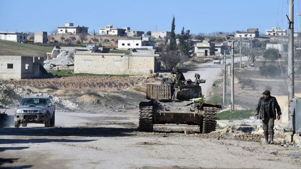 Военнослужащие сирийской армии в освобожденном от боевиков населенном пункте в Идлибе - Sputnik Армения