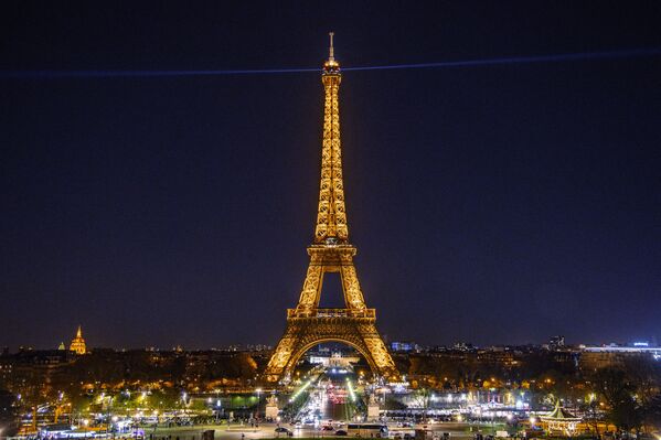 Эйфелева башня в Париже с включенной подсветкой - Sputnik Армения