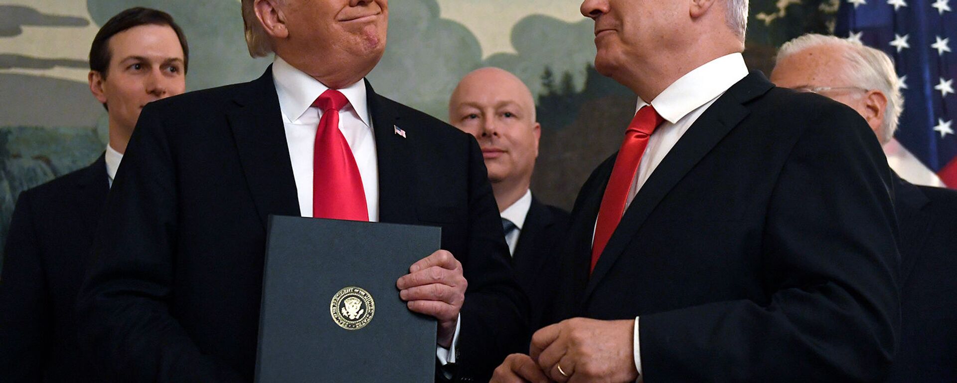 Президент США Дональд Трамп улыбается премьер-министру Израиля Биньямину Нетаньяху после подписания официального заявления о формальном признании суверенитета Израиля над Голанскими высотами (25 марта 2019). Вашингтон - Sputnik Армения, 1920, 10.12.2021