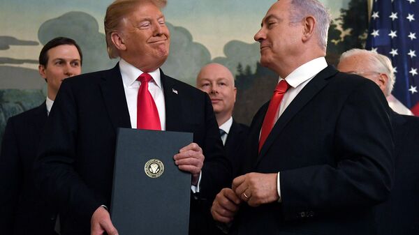Президент США Дональд Трамп улыбается премьер-министру Израиля Биньямину Нетаньяху после подписания официального заявления о формальном признании суверенитета Израиля над Голанскими высотами (25 марта 2019). Вашингтон - Sputnik Армения