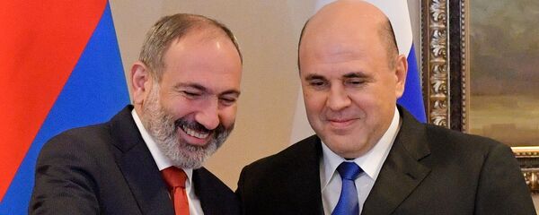 Председатель правительства РФ Михаил Мишустин и премьер-министр Армении Никол Пашинян (слева) во время встречи. Председатель правительства РФ Михаил Мишустин и премьер-министр Армении Никол Пашинян (слева) во время встречи. - Sputnik Армения
