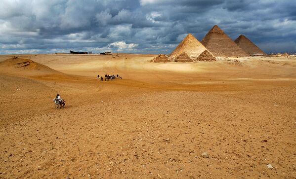 Комплекс пирамид в Гизе - комплекс древних памятников на плато Гиза в пригороде Каира, одно из Семи чудес древнего и современного мира - Sputnik Армения