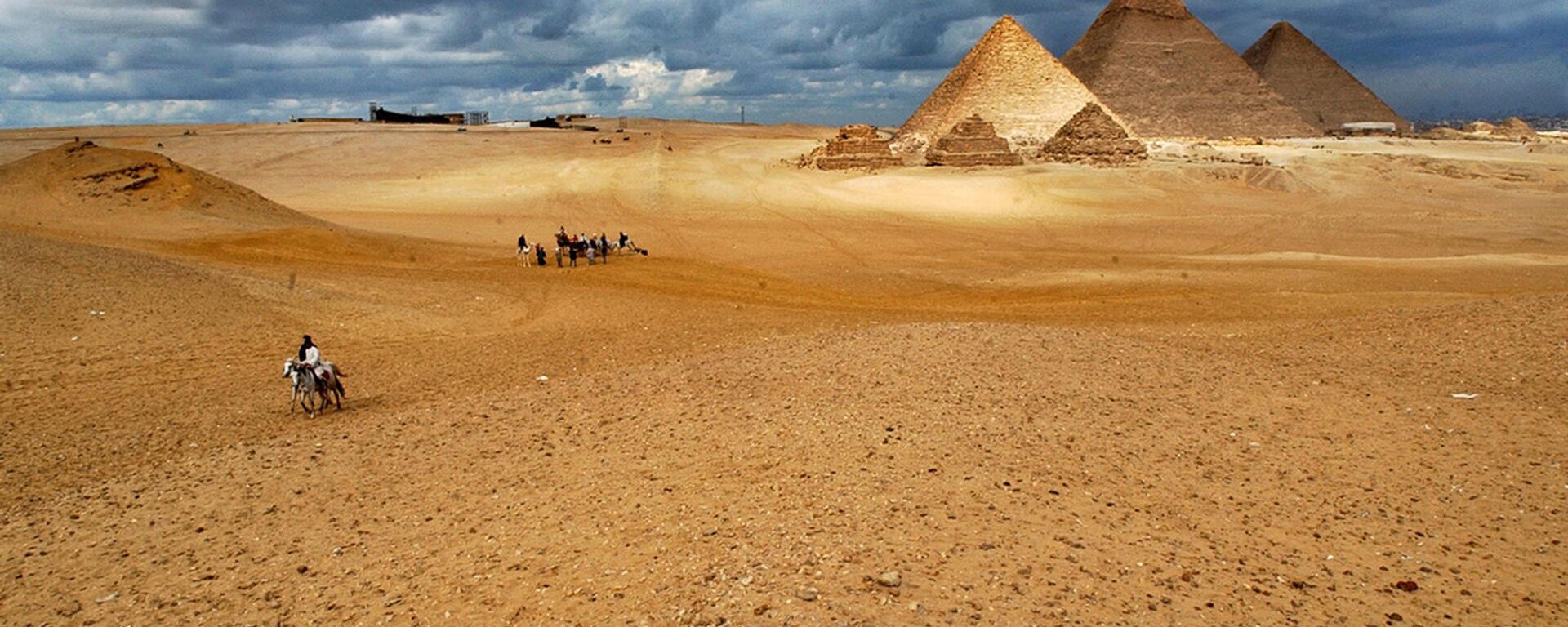 Комплекс пирамид в Гизе - комплекс древних памятников на плато Гиза в пригороде Каира, одно из Семи чудес древнего и современного мира - Sputnik Армения, 1920, 04.11.2025