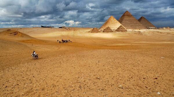 Комплекс пирамид в Гизе - комплекс древних памятников на плато Гиза в пригороде Каира, одно из Семи чудес древнего и современного мира - Sputnik Армения