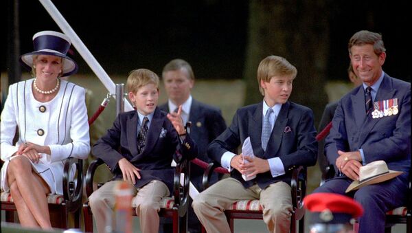 Принцесса Диана, ее сыновья принц Гарри и принц Уильям и Принц Чарльз смотрят парад ветеранов во время празднования 50-й годовщины Дня Победы над Японией (19 августа 1995). Лондон - Sputnik Армения