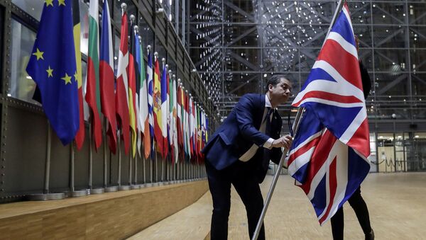 Сотрудники снимают британский флаг на заседании Совета Европейского Союза (31 января 2020). Брюссель - Sputnik Армения
