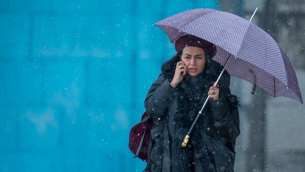 Женщина с зонтом и телефоном - Sputnik Армения