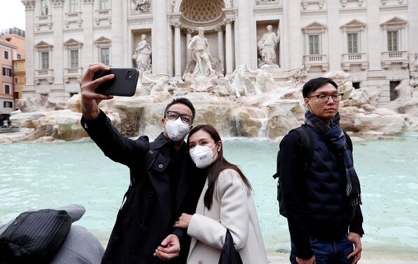 Զբոսաշրջիկները դիմակներով լուսանկարվում են Հռոմում

 - Sputnik Արմենիա