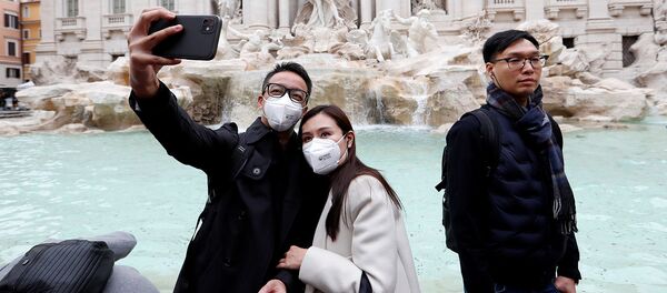 Туристы в защитных масках делают селфи перед фонтаном Треви (31 января 2020). Рим - Sputnik Արմենիա