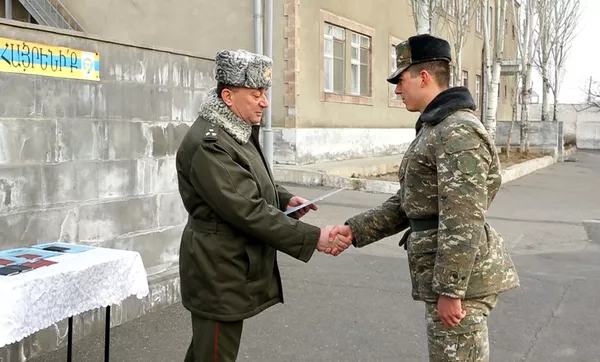 Мои двери открыты для вас: как армянский командир с солдатами прощался Мои двери открыты для вас: как армянский командир с солдатами прощался - Sputnik Армения